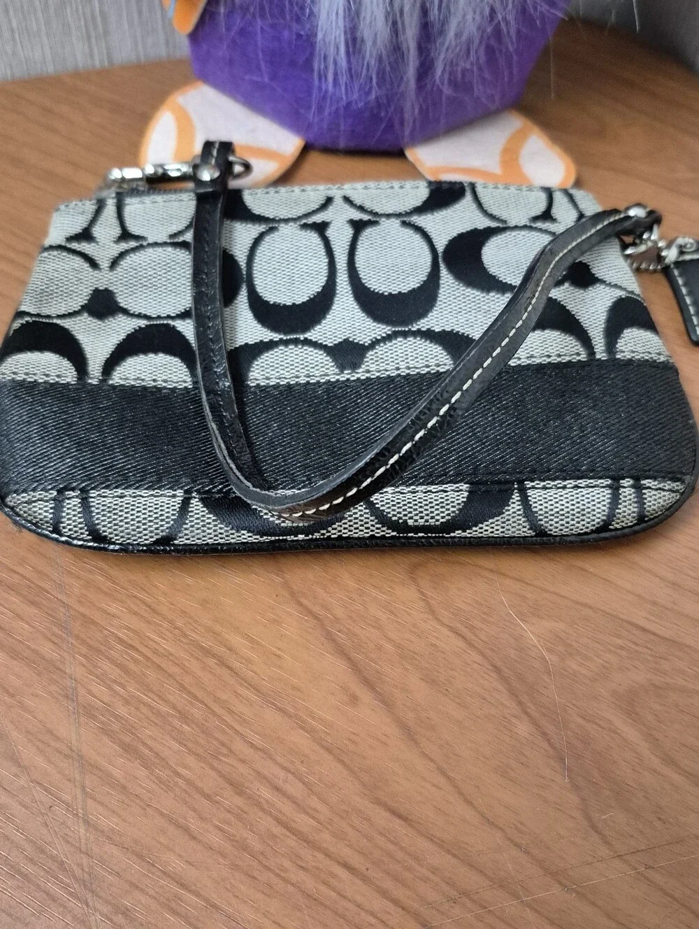Coach Black & Beige Signature Zip Wristlet With Hang Tag. LIKE NEW. NO CALL OUTS - Picture 7 of 10